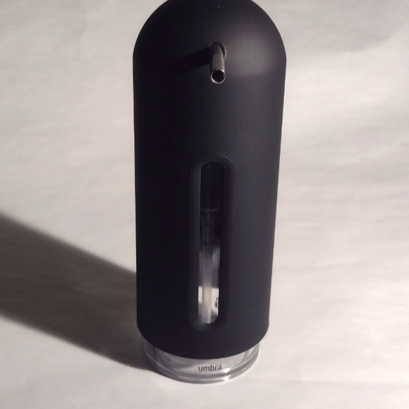 UMBRA - Penguin soap pump - Black -7,5 x 2,5 x 2,5 In - 12 Oz. - Picture 2 of 7